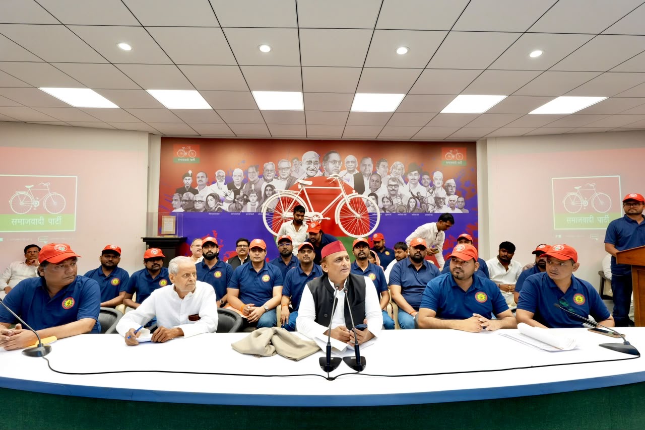 भाजपाई बहरूपियों से रहे सावधान  : अखिलेश